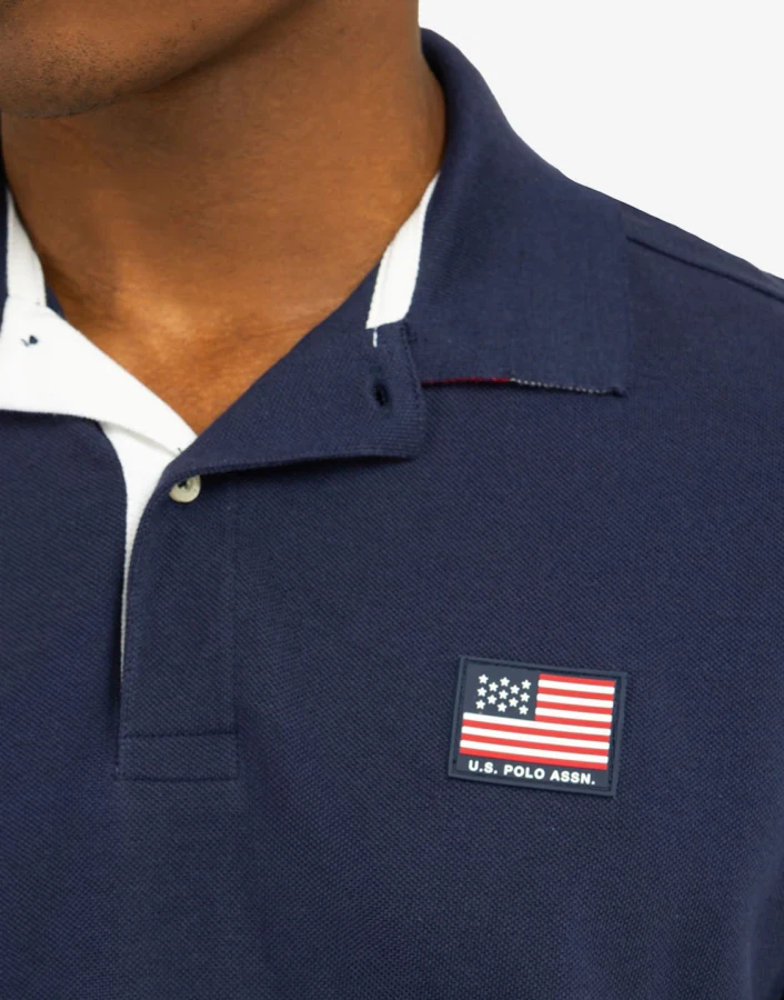 POLO EN PIQUÉ À DRAPEAU AVEC DÉTAIL SOUS LE COL  -  FLAG PIQUE POLO SHIRT WITH UNDER COLLAR DETAIL