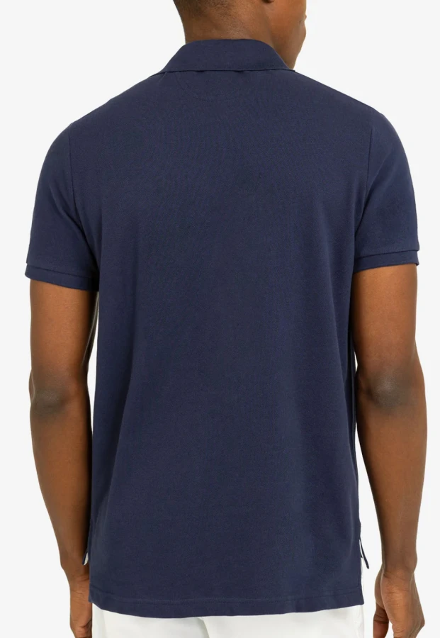 POLO EN PIQUÉ À DRAPEAU AVEC DÉTAIL SOUS LE COL  -  FLAG PIQUE POLO SHIRT WITH UNDER COLLAR DETAIL